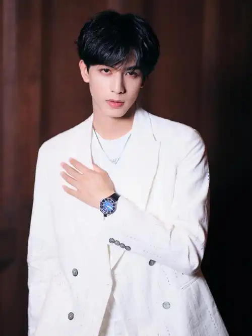 宋威龙白西装随拍