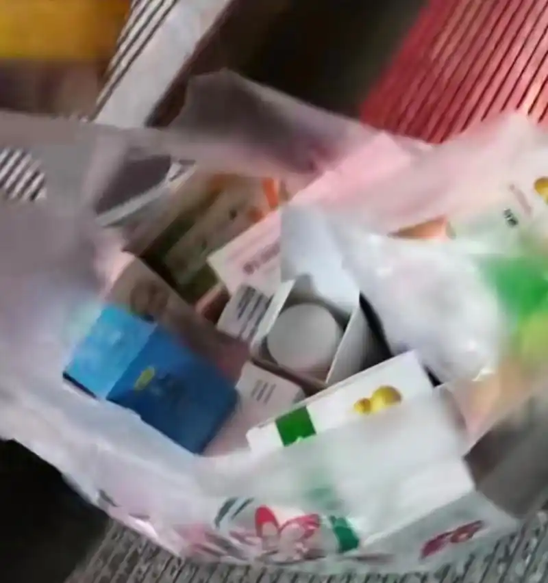 男子淄博吃烧烤发现药价比老家便宜一半,囤了一大袋药品回去