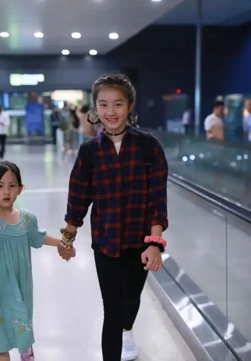 黄磊带两女儿现机场,13岁黄多多很懂时尚,羊角辫配chorker太潮