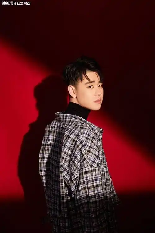 张云雷帅气时尚写真