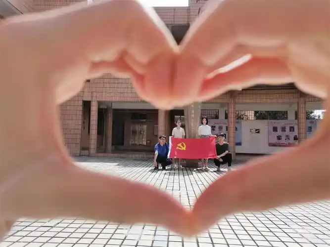 他们与党旗合影的样子真美!