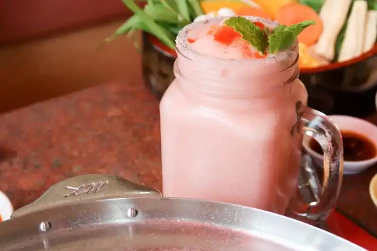 这杯应该是草莓味的冰沙吧.