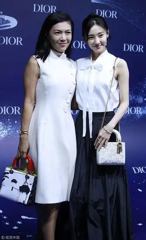 苏芒在公园健身穿紧身裤臀型也不遮一下老了更放得开