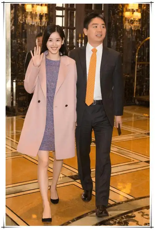 章泽天嫩回奶茶妹妹银色夹克配灰色针织衫饱满奶肌好娇嫩