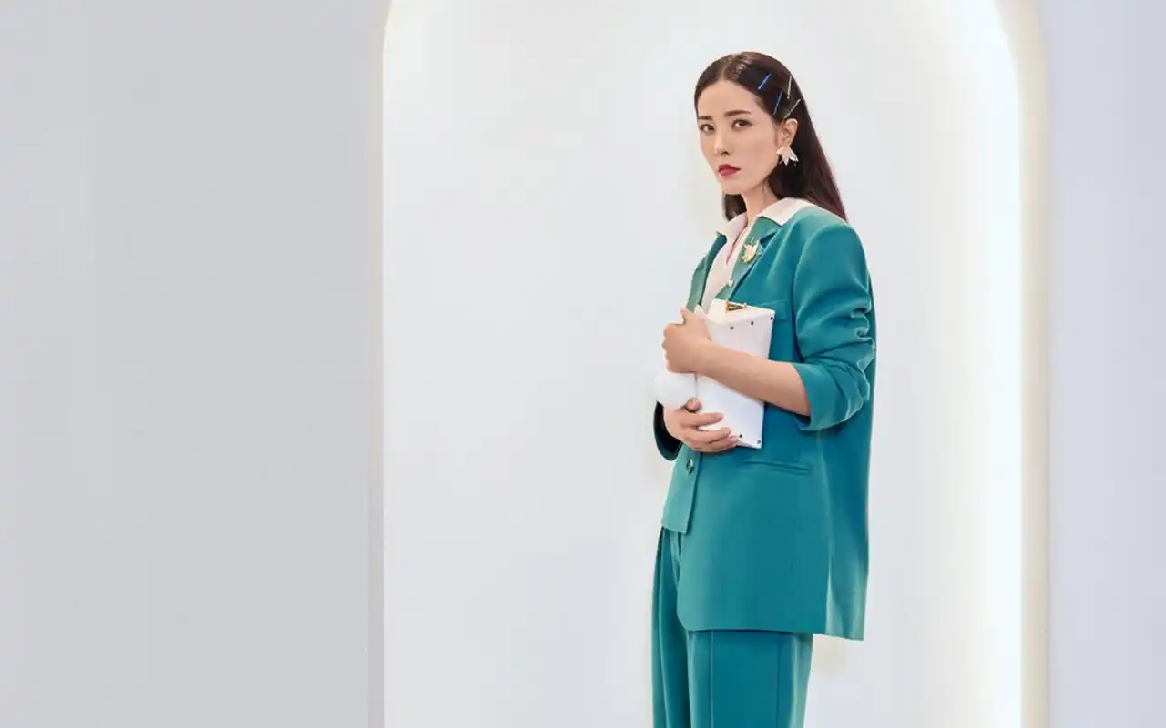 曾黎绿色西装干练写真桌面壁纸