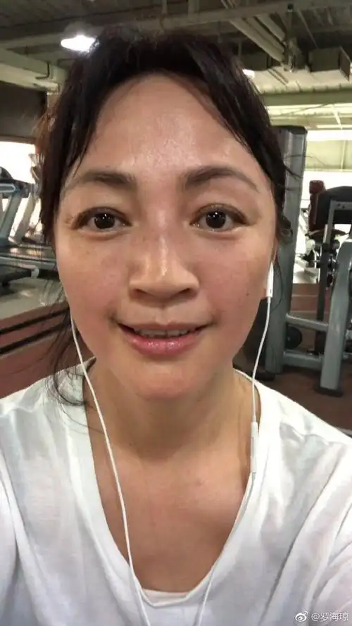 25岁出道,老公不帅却是富豪,两个女儿可爱,今化妆素颜差距大