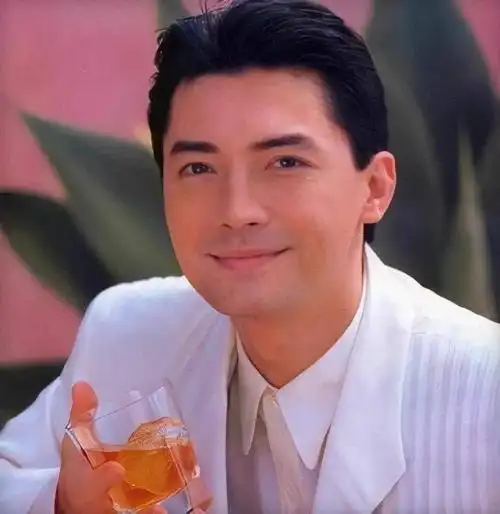 尊龙广告片中西装造型淋漓尽致的展示了西装的正确穿搭方法.