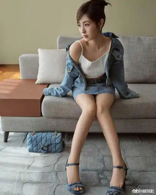 邢菲春日穿搭##邢菲比棒棒糖甜