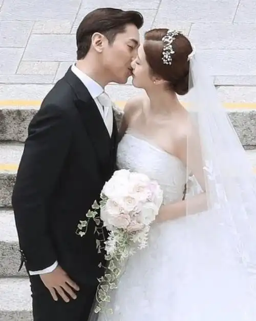 神话成员文晸赫携妻子出席婚礼,全程十指紧扣照顾有加_eric_junjin