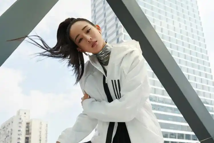 张钧甯时尚运动风写真图片