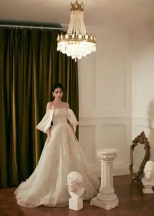 杨颖离婚后上春晚抹胸礼服显贵气受众多金主追捧或能嫁豪门