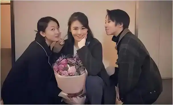 2018年春节,窦靖童与周迅一起过年,二人的合照发出来的时候让无数人