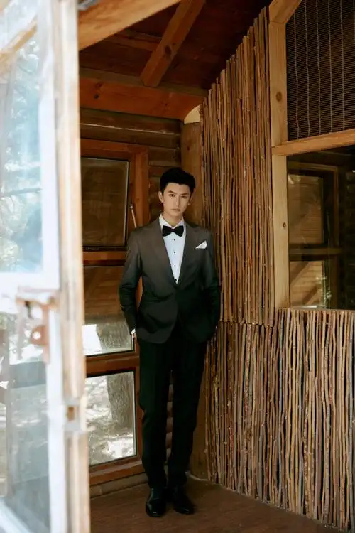 张云龙渐变灰西装##张云龙渐变色西装出席华表奖