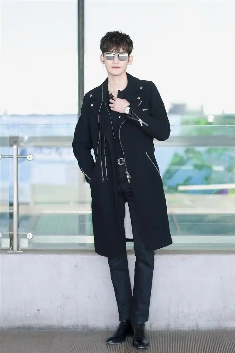 张翰启程日内瓦国际钟表展黑色系街拍利落干练气场强大