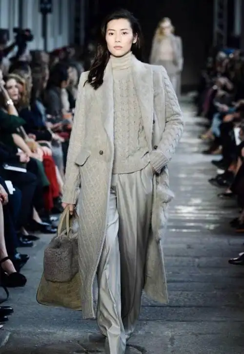 刘雯2017秋冬米兰时装周为某品牌走秀