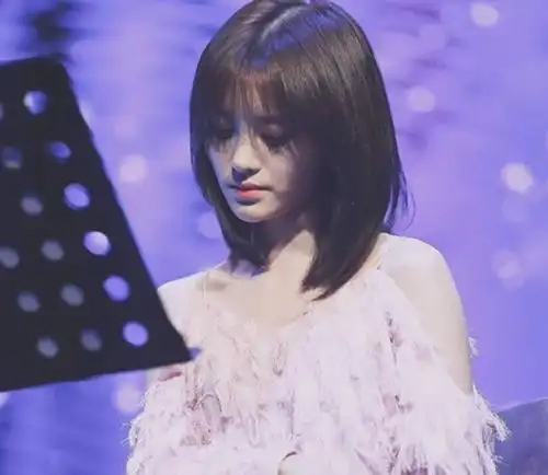 同样是剪短发:杨超越看起来像假小子,鞠婧祎十分清纯