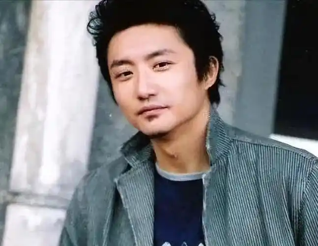 在那里,他有幸成为陶虹,段奕宏等人的同班同学.