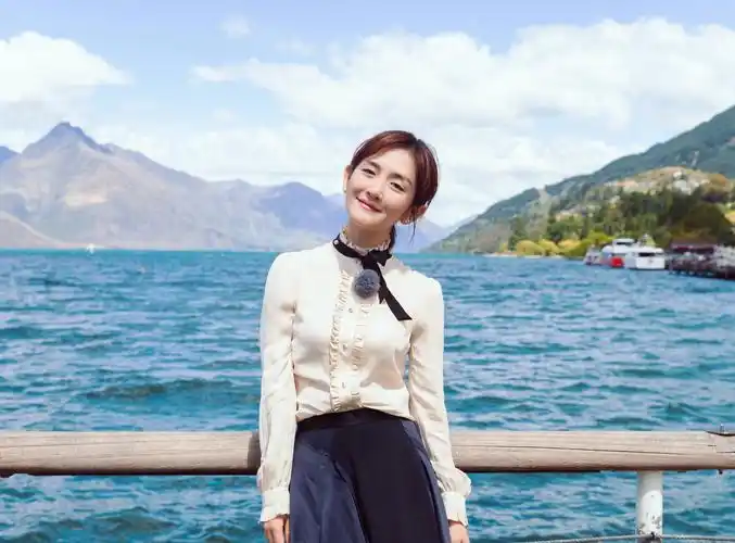 谢娜晒旅游美照笑容甜美可人,一双小细腿格外吸睛