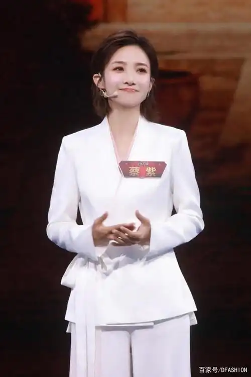《2019主持人大赛》文艺类金奖获得者蔡紫,优雅着装参赛美图!