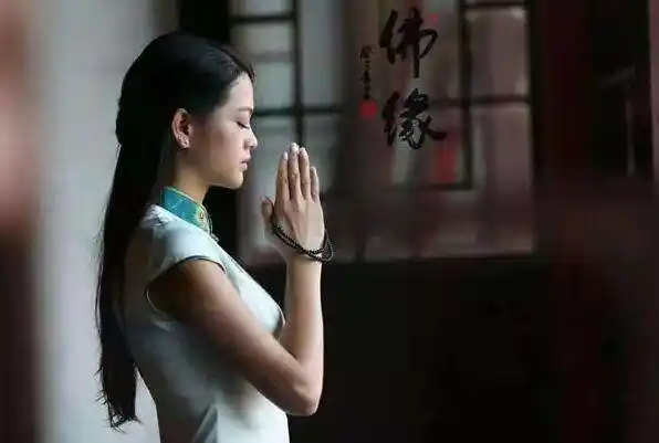 念佛逃离车祸的他这样说:过去觉得念佛与佛同行是个概念,现在却是真切