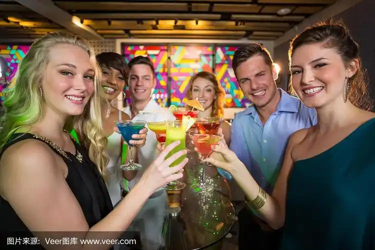 一群朋友在酒吧里举杯畅饮