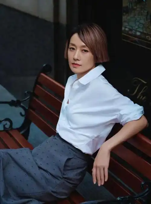 又被马伊琍惊艳到,"粉色短发 一刀切"真显年轻,48的年纪像28