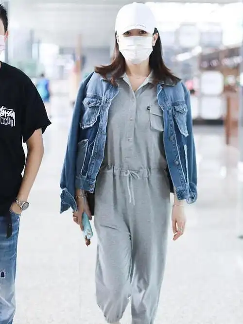 45岁佘诗曼机场成功扮嫩,穿连体裤配牛仔外套清爽减龄,气场好a