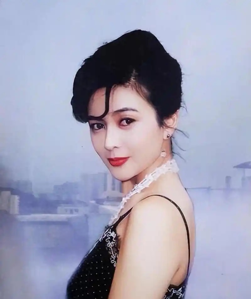 关之琳的美貌确实有独特之处,她的美是天生的,一眼就能让人为之倾倒