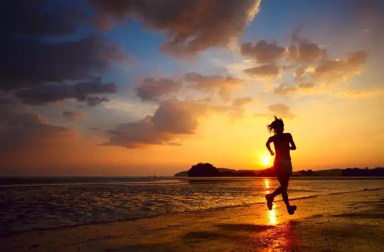 女人在车道上奔跑励志努力日落时在海滩上玩的父亲和孩子们年轻的女士