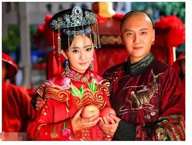 男主角,在演艺圈打响了名声,事业一帆风顺,冯绍峰的感情也有过不少