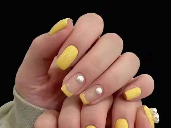 萌萌哒的小鸡黄美甲,搭配珍珠气质又好看