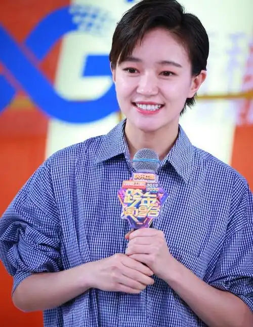 焦俊艳跨年美又飒唱跳佳,眼睛清澈没星星了,左耳戴4个耳环