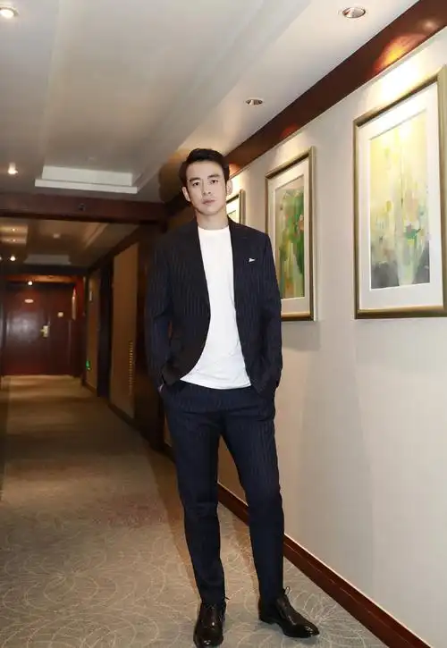 田雷黑色西服帅气活动照图片36
