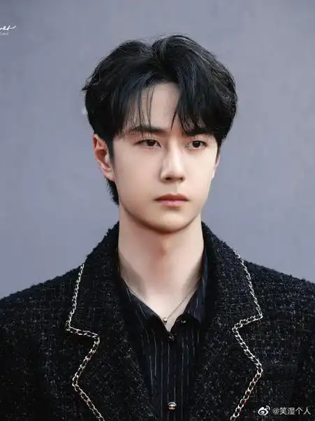 王一博八字格局分析此命为己土生于未月,得令星的扶持.