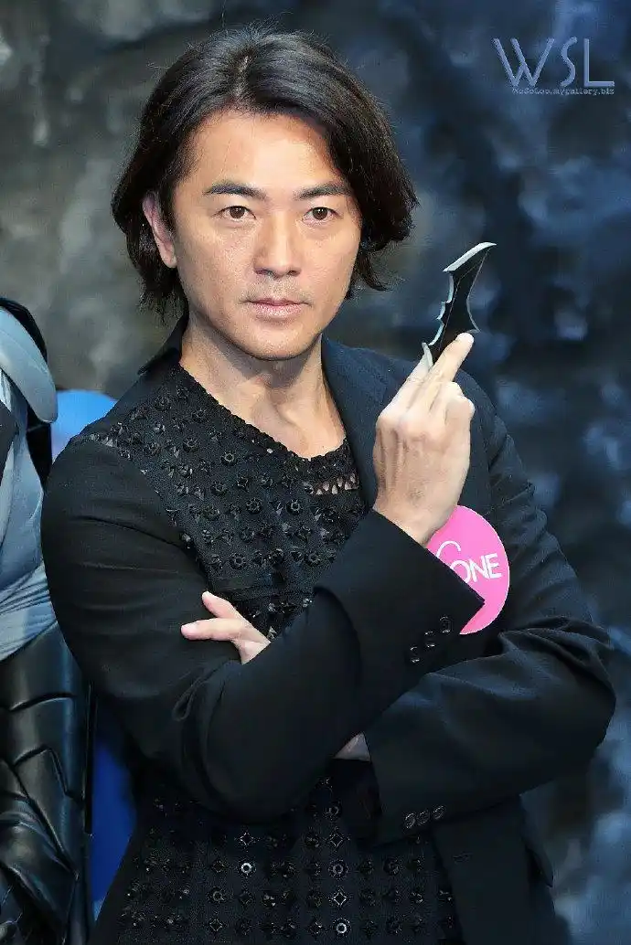 郑伊健超话@鄭伊健【蝙蝠俠80周年經典傳奇@ the one】揭幕禮