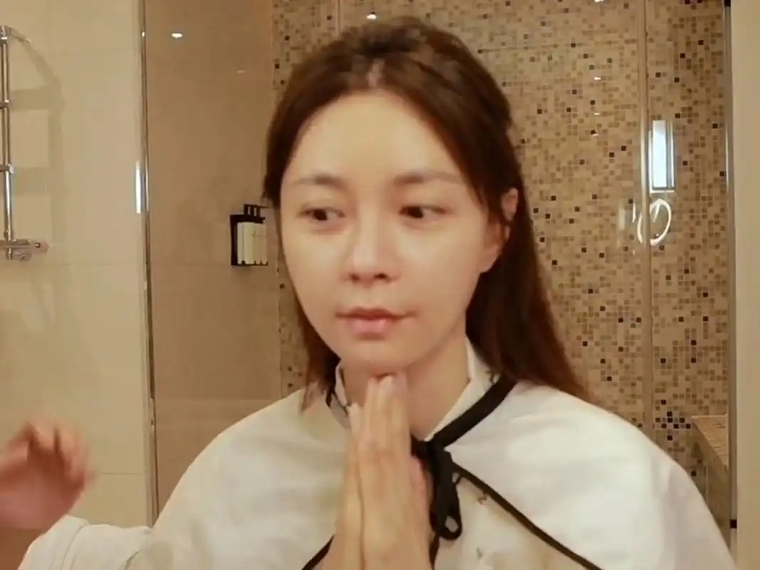 沈梦辰素颜太憔悴了,脸上还有浮肿的感觉,三十多岁不可避免出现了眼袋