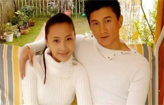 53岁吴奇隆带儿子逛商场,5岁步步可爱帅气,刘诗诗公公罕见出镜