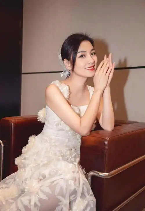 张庭明道合体做宣传50岁面容姣好身材纤细实力演员现变谐星