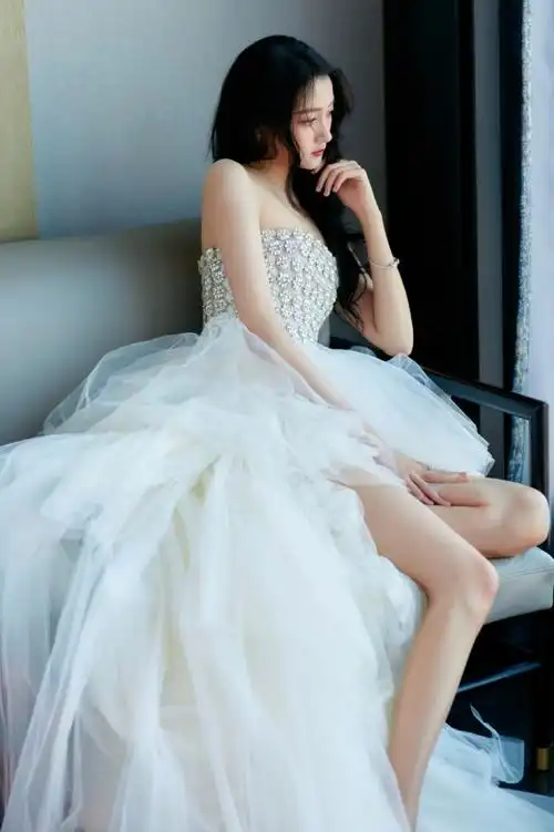 24岁关晓彤白色纱裙秀美腿对镜甜笑娇美可人