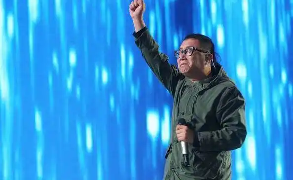 安室奈美惠霸气引退!封麦最后一唱,庞龙近照扎小马尾辫身材发福