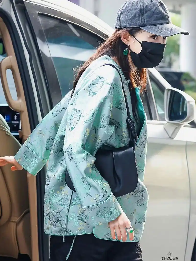 杨幂今日机场穿搭,又是一套好看的新中式look,清新的花纹与配色不会太