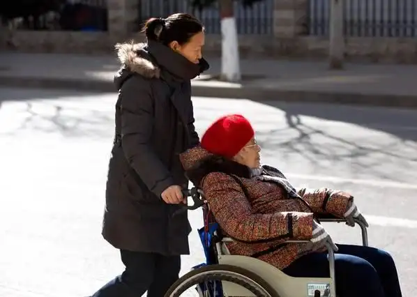 只有当你老了躺在病床上才会明白:这世上最亲的人,只有三个