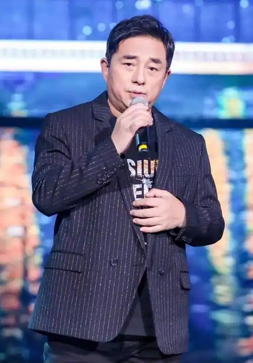 中秋佳节吕方《弯弯的月亮》惊艳开唱,网友感叹:那个唱片时代的巨星又