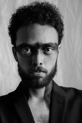 凶悍的络腮胡男子黑白图片