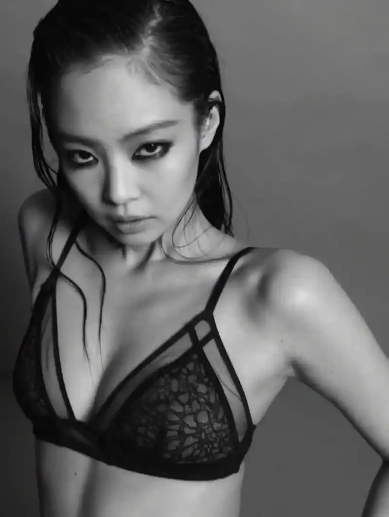 jennie内衣广告,有种在擦的边缘.