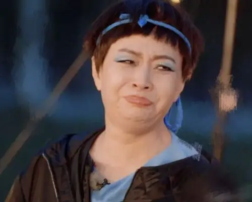 61岁宋丹丹换造型,节目里挑战蓝色大眼影,穿牛仔褂露长袜变靓妹