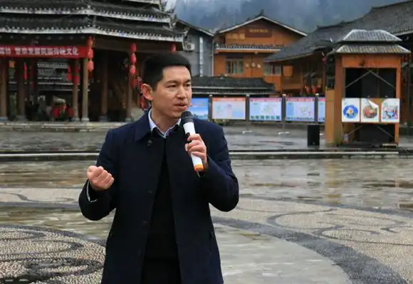 1月14日,江口县副县长杨毅在寨沙侗寨介绍扶贫工作摄影:黎萌