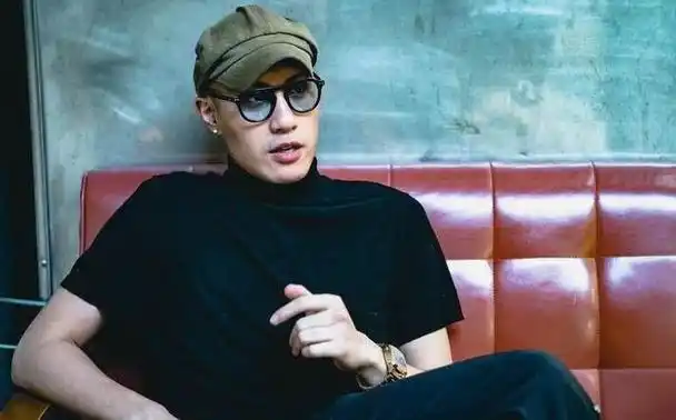 观赏完那一期的《歌手》节目后,亚当成功避开了世间的纷繁和复杂的