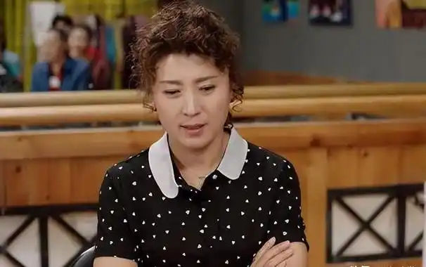 一场直播,暴露了师级干部闫学晶的"真实财力":农民根本不敢猜