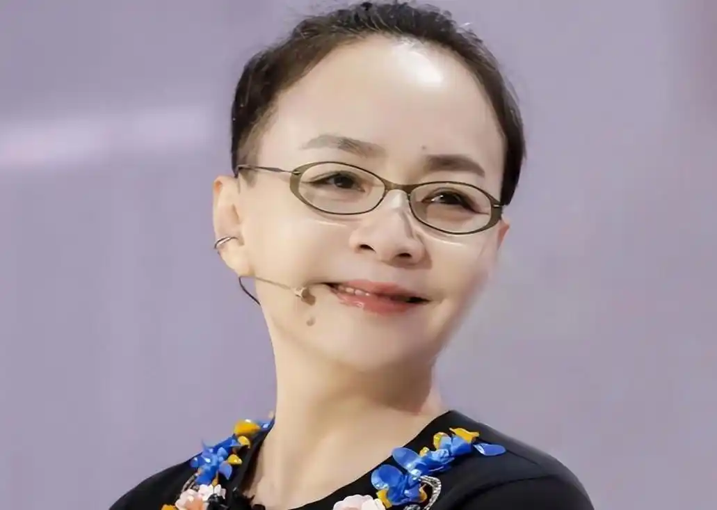 宋丹丹回应刘星家可有钱,称在棚里拍摄的,就假装弄了个外景